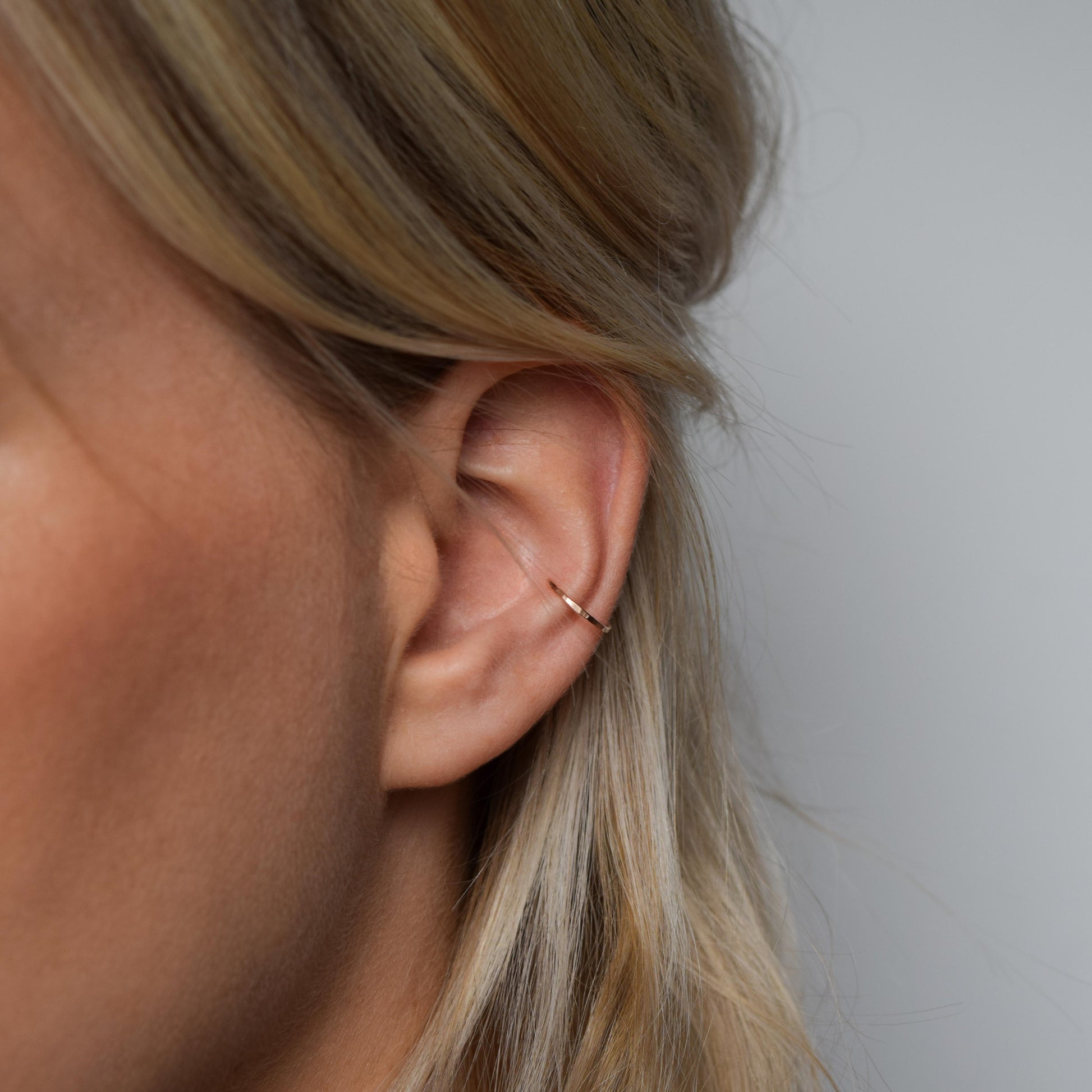 Hammered rose gold ear cuff on model