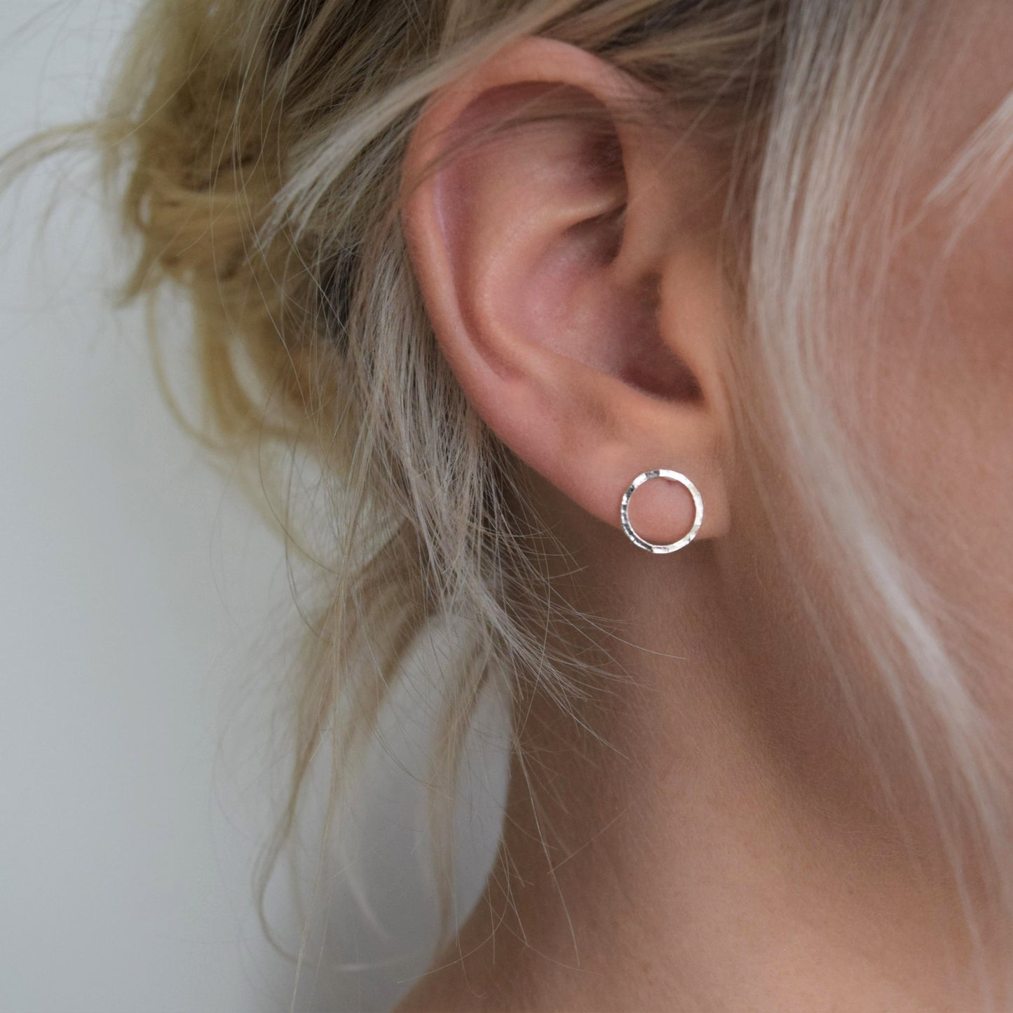 circle stud silver on blond model